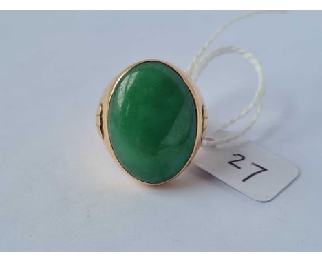 A large oval jade stone ring 14ct gold size P1/2 - 12 gms 