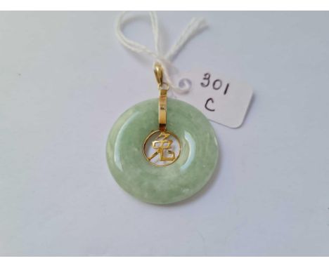 A gold mounted jade disk pendant 14 ct gold - 7.5 gms 