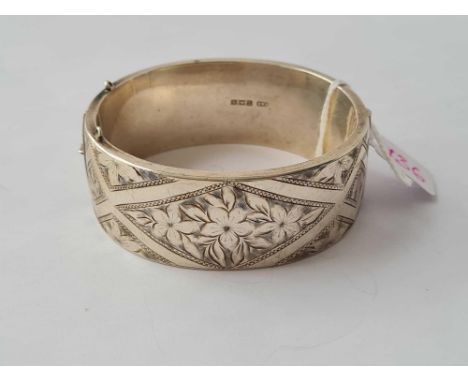 a wide hinged silver bangle - 40gms 