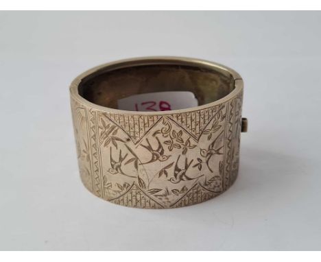A metal aesthetic hinged bangle 