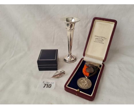 A boxed napkin ring a spill vase and a hover cleaner medal