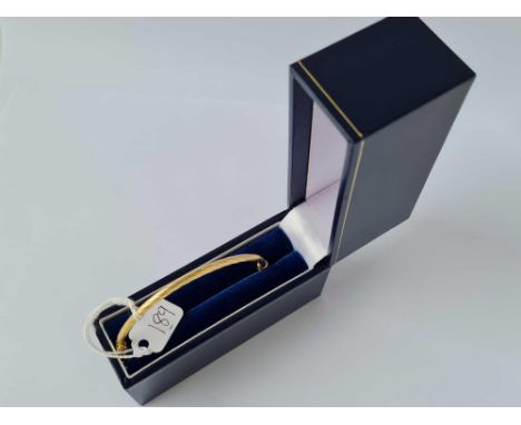 A twist pattern 9ct hinged slim bangle boxed