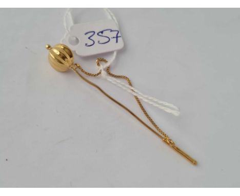 A good Jabot stick pin in high carat gold.