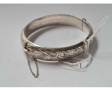 An engraved silver hinged bangle 21.2g Birm 1960