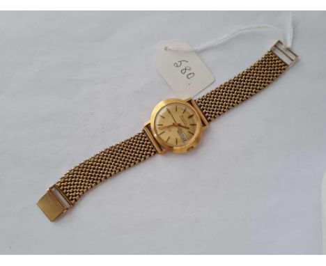A VINTAGE BULOVA ACCUQUARTZ WITH SECONDS SWEEP AND DATE APERTURE IN 9CT ON 9CT MESH BRACELET STRAP -70.3 GMS TOTAL