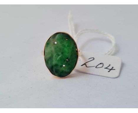 A high carat carved jade panel ring 2.9g inc