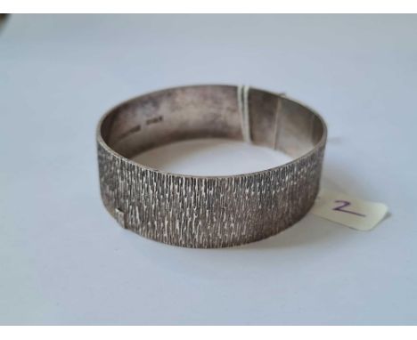 A wide bark effect hinged silver bangle - 33 gms 