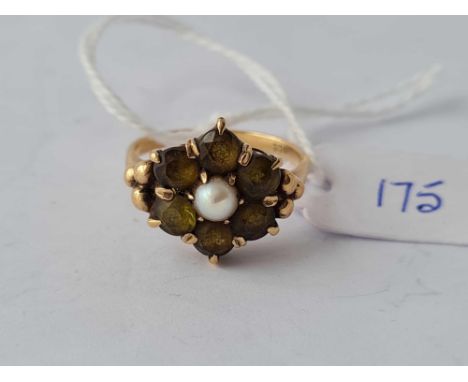 A attractive cluster ring with central pearl 9ct size K - 3.6 gms 