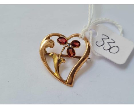 A garnet and pearl 9ct witches heart brooch 1.4g inc