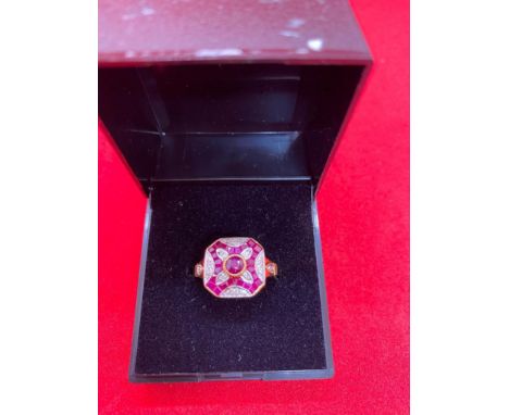 A ATTRACTIVE DECO RUBY AND DIAMOND PANEL CLUSTER RING 15 CT GOLD SIZE N1/2 - 3.2 GMS 