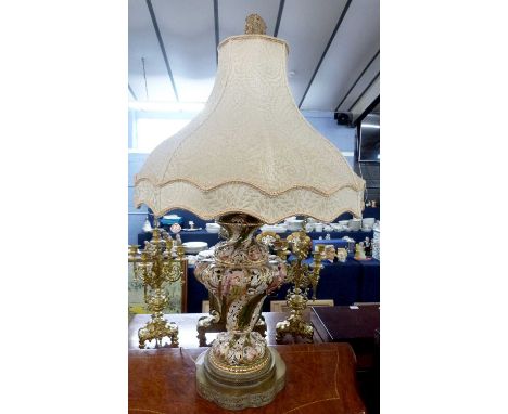 A 20th Century continental table lamp with pierced porcelain body decorated with cherubs set on a brass base, 95cm high maxim