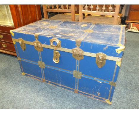 A VINTAGE BLUE PACKING TRUNK W-90 CM