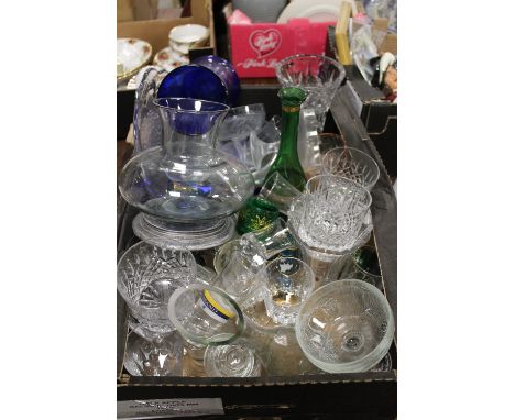 A TRAY OF ASSORTED GLASSWARE TO INCLUDE CUT GLASS DRINKING GLASSES TOGETHER WITH A GLOBULAR GLASS LIGHT SHADE