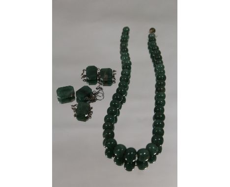 A SINGLE STRAND OF GRADUATED SPINACH JADE BEADS A/F, L 35 cm, together with five shaped panels