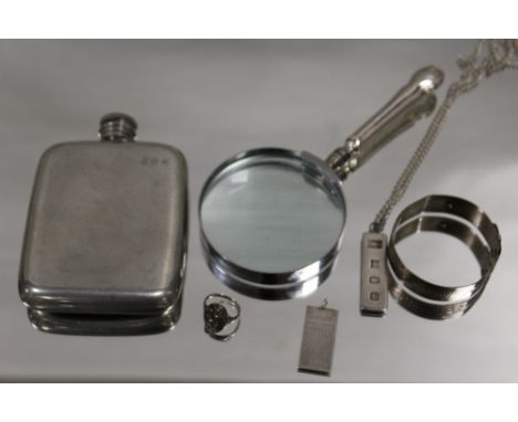 A BAG OF SILVER AND WHITE METAL COLLECTABLES TO INCLUDE AN INGOT ON CHAIN, SILVER HANDLED MAGNIFYING GLASS, HIP FLASK&nbsp; E