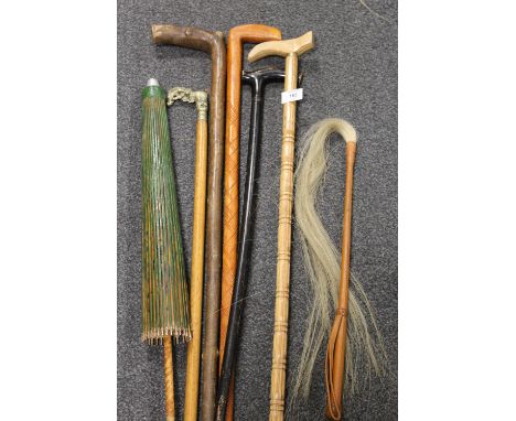A COLLECTION OF VINTAGE WALKING STICKS TO INCLUDE A METAL HORSE TOPPED EXAMPLE