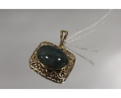 A HALLMARKED 9 CARAT GOLD JADE PENDANT, W 2.5 cm