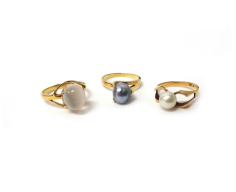 A gold ring, claw set with an oval moonstone, in a raised design, detailed 585, a gold ring, mounted with a grey tinted cultu