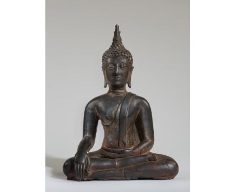 STATUE DE BOUDDHA EN ALLIAGE DE CUIVRETHAÏLANDE, STYLE SUKHOTHAÏ DU NORD, XIV/XVE SIÈCLEWith traces of lacquer and gilding. 3