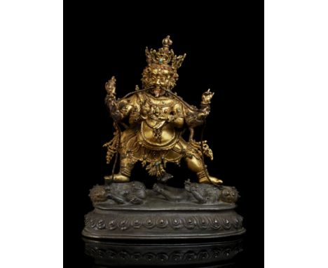 STATUE DE MAHACHAKRA VAJRAPANI EN ALLIAGE DE CUIVRE DORÉTIBET, XVE SIÈCLEWielding and biting on an original twisted silver-an
