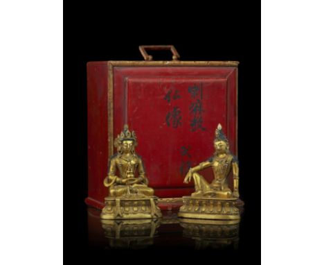 DEUX STATUETTES D'AMITAYUS ET AVALOKITESHVARA EN ALLIAGE DE CUIVRE DORÉ INCRUSTÉ DE PERLESDYNASTIE QING, PÉRIODE KANGXI (1662