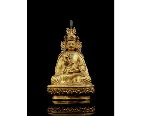 STATUE DE PADMASAMBHAVA EN ALLIAGE DE CUIVRE DORÉBHOUTAN, XVIII/XIXE SIÈCLEHimalayan Art Resources item no. 4859 16 cm (6 1/4