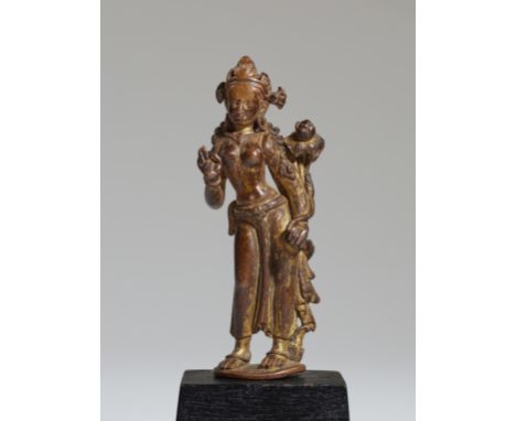 STATUETTE DE DEVI EN ALLIAGE DE CUIVRENÉPAL, DÉBUT DE LA PÉRIODE MALLA, CIRCA XIIIE SIÈCLE With remains of gilding. Himalayan