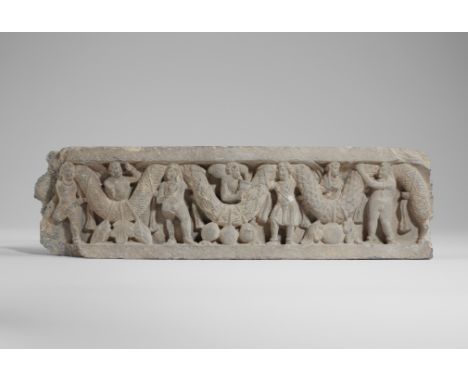 PANNEAU AVEC RELIEF DE PORTEURS DE GUIRLANDES EN SCHISTEANCIENNE RÉGION DU GANDHARA, CIRCA IIIE SIÈCLE15.3 x 55 cm (6 x 21 5/