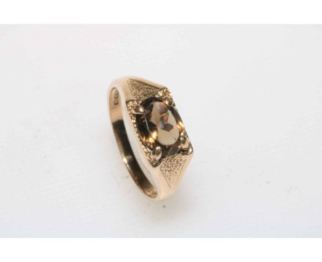 9 carat gold smokey quartz ring, size O.