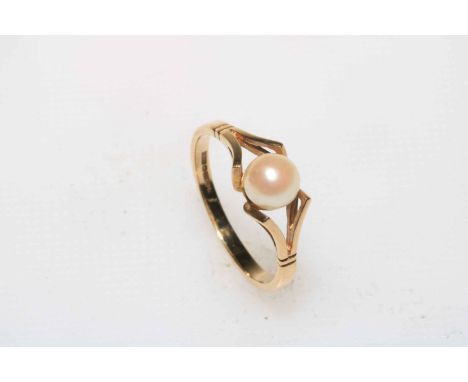 Pearl 9 carat gold ring, size N.