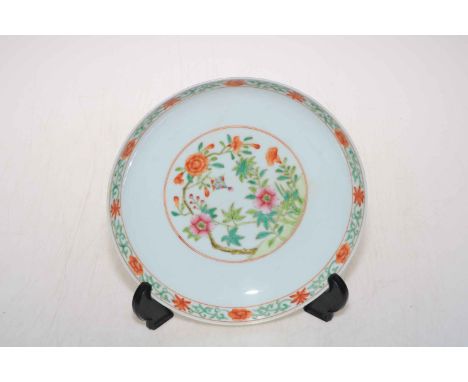 Famille Rose decorated Chinese circular plate, 21.5cm diameter.