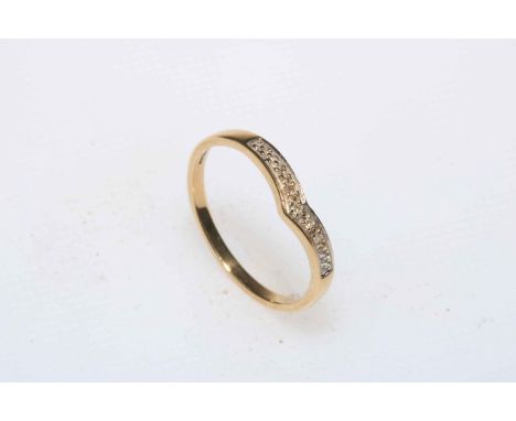 Diamond wishbone 9 carat gold ring, size M.