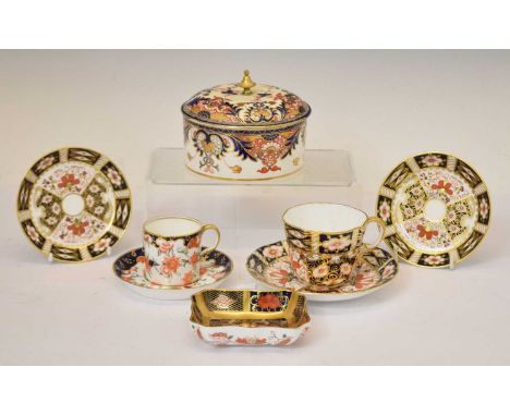 Quantity of of Royal Crown Derby Imari porcelain, comprising a 19th century Derby circular lidded pot with brass finial, 12.5