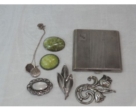 A small selection of HM silver and white metal jewellery stamped 925/sterling including a powder compact, locket and brooches