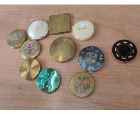 An assortment of pretty vintage compacts, including Stratton , Yardley and Max Factor. Good condition. 