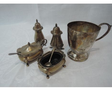 A silver four piece cruet set of plain form having shaped rims, glass liners and paw feet, Birmingham 1923/25, Walker &amp; H