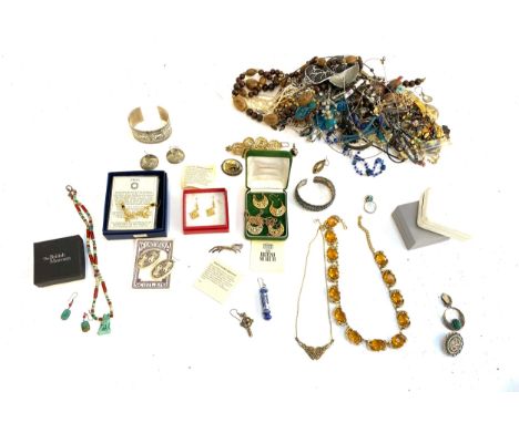A mixed lot of mainly costume jewellery, to include earrings, Museum replica souvenir jewellery from the Smithsonian, British