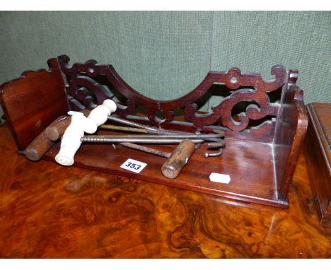 AN EDWARDIAN CARVED MAHOGANY DESK TOP BOOKSTAND TOGETHER WITH AN OAK ADJUSTABLE BOOKSTAND AND TWO PAIRS OF VINTAGE BOOT PULLS