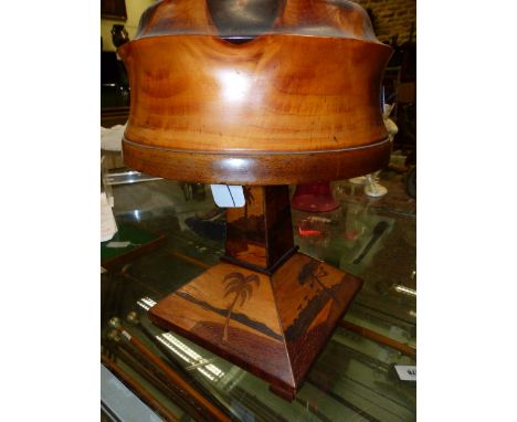 A CARVED AND INLAID WOOD ART DECO STYLE VINTAGE TABLE LAMP WITH DOME FORM SHADE AND SCENIC MARQUETRY PANELS TO BASE.   H.34cm