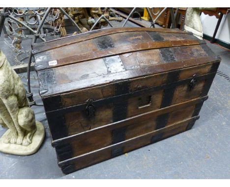 A VICTORIAN WOOD SLATTED BARREL TOP CABIN TRUNK WITH METAL BINDINGS.   W.93cms.