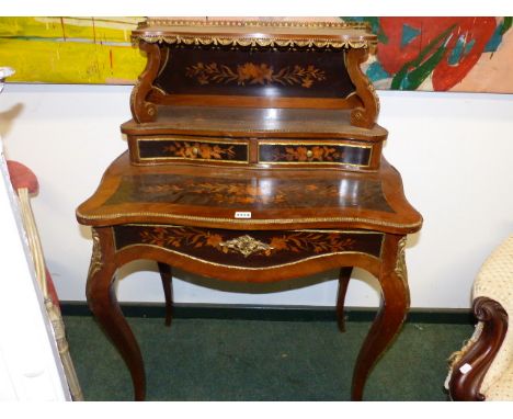 A MARQUETRY INLAID LOUIS XV STYLE ORMOLU MOUNTED WRITING TABLE WITH SHELF AND TWO DRAWERS ABOVE A SERPENTINE FITTED DRAWER.  