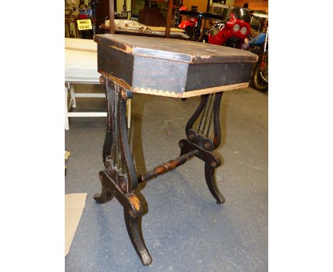 A REGENCY PAINTED LIFT TOP WORK TABLE, PARTIALLY FITTED INTERIOR AND LYRE FORM SUPPORTS ON PAW FEET, THE TOP FAUX GRAINED WIT