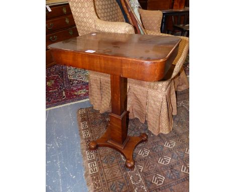 A WM.IV. MAHOGANY LAMP TABLE ON STEPPED SQUARE COLUMN WITH PLATFORM BASE AND REEDED BUN FEET.   48 x 35 x H.68cms.