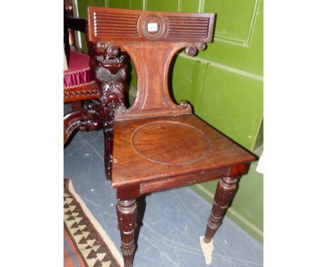 A GOOD WM.IV. MAHOGANY HALL CHAIR WITH KLISMOS STYLE BACK SUPPORT, PANEL SEAT AND CARVED TURNED FORELEGS.