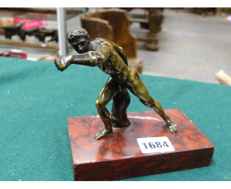 A GRAND TOUR BRONZE FIGURE OF A GLADIATOR STRETCHING FORWARD ON THE RECTANGULAR RED MOTTLED MARBLE BASE TO PARRY A BLOW WITH 