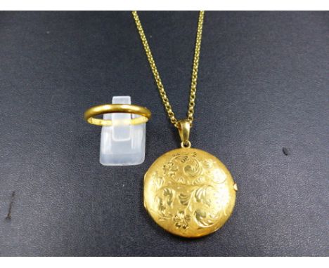 AN 18ct GOLD LOCKET AND CHAIN TOGETHER WITH A 22ct WEDDNG BAND. MEASURMENT OF LOCKET 3.1cms ROUND, 58cm DROP, WEIGHT 19.7grms