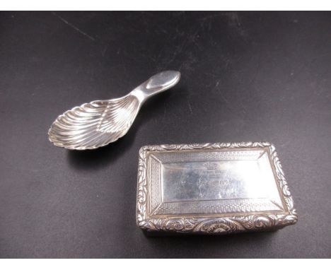 A SILVER HALLMARKED VINAIGRETTE AND CADDY SPOON. THE GEORGIAN VINAIGRETTE POSSIBLY DATED 1824 FOR THOMAS NEWBOLD  6.2 x 3.7cm