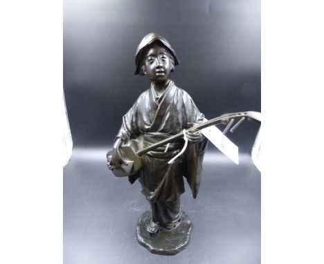 AN EARLY 20th.C.JAPANESE BRONZE LADY SINGING TO THE TUNE ON HER SAMISEN, FOUR CHARACTER MARK, POSSIBLY SEIYA WITH A WOODEN ST