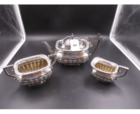 A THREE PART QUEEN ANNE STYLE SILVER TEA POT, SUGAR BASIN AND MILK JUG, DATED 1908, FOR W.G.KEIGHT, BIRMINGHAM. WEIGHT 1059gr