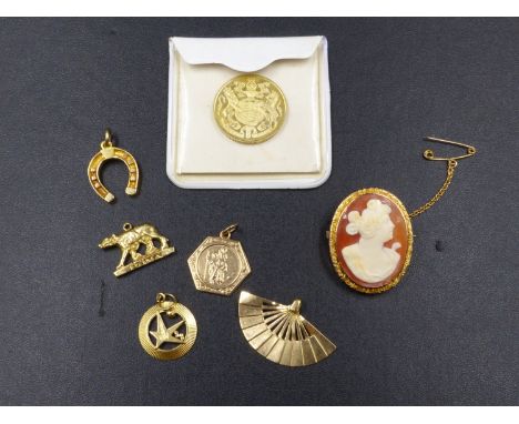 FIVE GOLD CHARMS.  A 15ct GOLD PORTRAIT CAMEO AND  A 9ct GOLD HALLMARKED SILVER JUBILEE COMMEMORATIVE COIN DATED 1977, WEIGHT